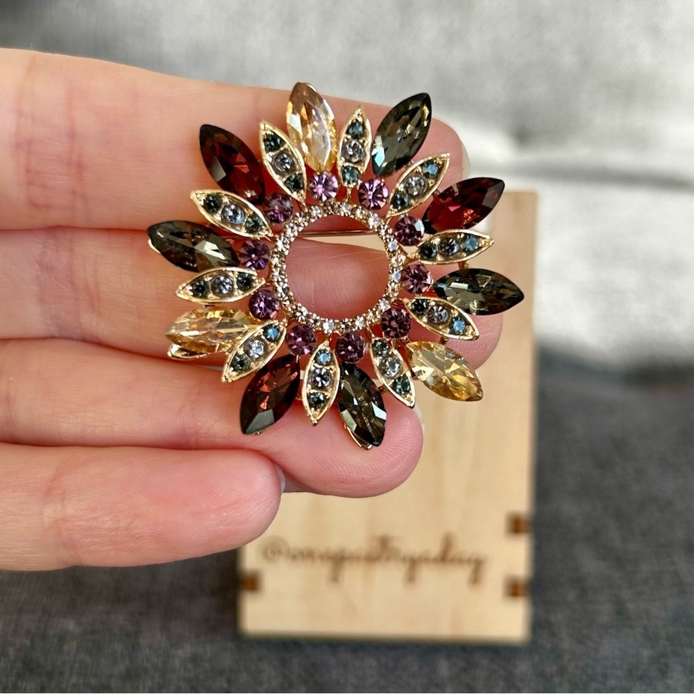 Sparkly, Multicolored Gemstone Wreath Circle Fashion Brooch Pin, Purple, Gold - Picture 8 of 17